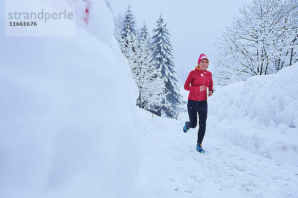 Läuferin läuft auf der Bahn im Tiefschnee  Gstaad  Schweiz