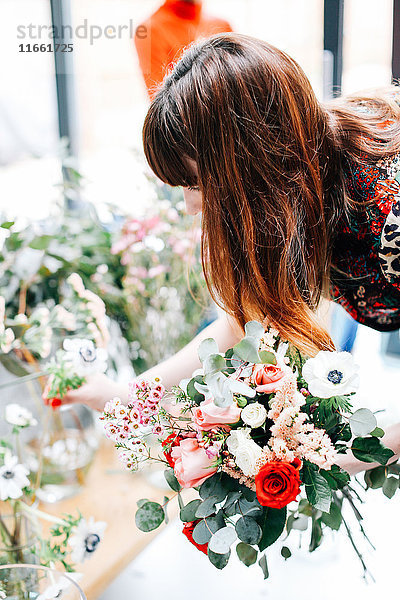 Floristikstudentin wählt Schnittblumen bei Blumenarrangement-Workshop aus