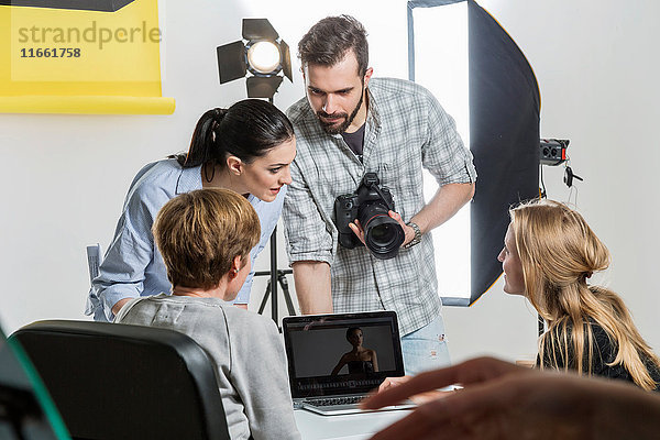 Treffen von Stylisten und Fotografen im Fotostudio