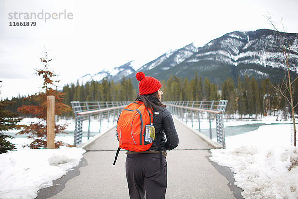 Wanderer wandert auf einen schneebedeckten Berg  Banff  Kanada