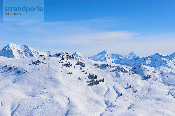 Schneebedeckte Berglandschaft  Gstaad  Schweiz