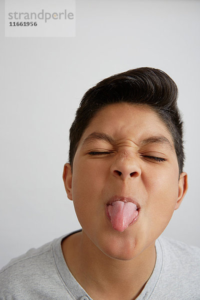 Porträt eines Jungen mit herausgestreckter Zunge