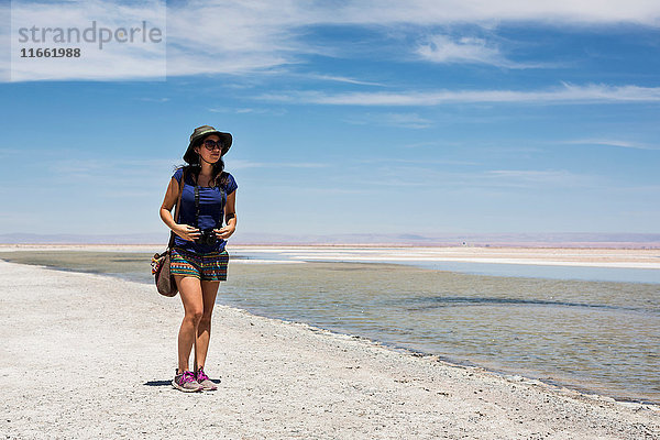 Frau am See  San Pedro de Atacama  Chile