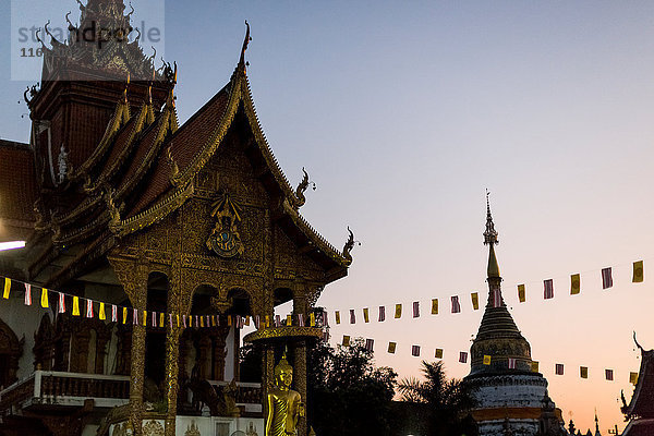 Buddhistische Tempeltürme in der Abenddämmerung  Chiang Mai  Thailand