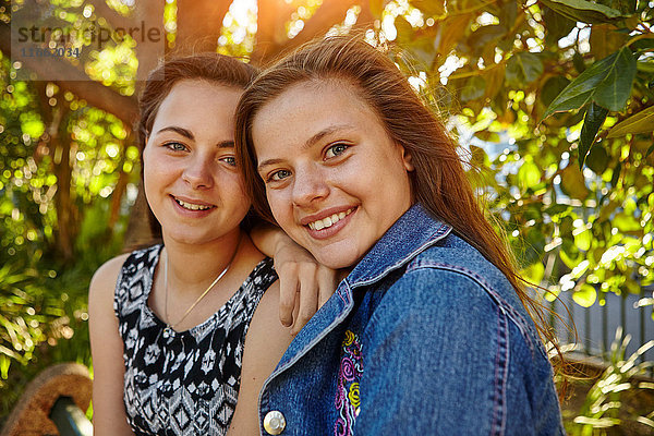 Porträt von zwei Freundinnen in ländlicher Umgebung  lächelnd