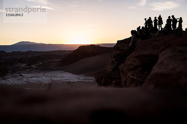 Silhouette von Menschen auf einem Berg bei Sonnenuntergang  San Pedro de Atacama  Chile