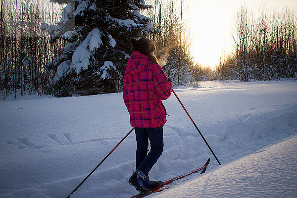 Teenagerin  Skilanglauf  Rückansicht  Tschusovo  Russland