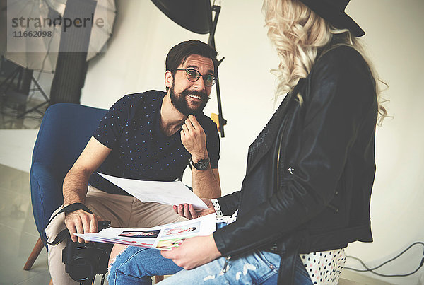 Fotograf und Stylist diskutieren im Fotostudio