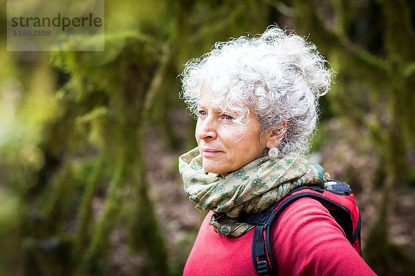 Wanderfrau schaut weg  Bruniquel  Frankreich