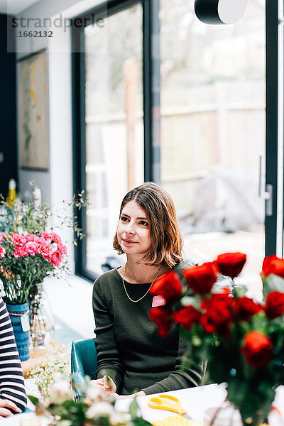 Floristinnen beim Blumenarrangement-Workshop