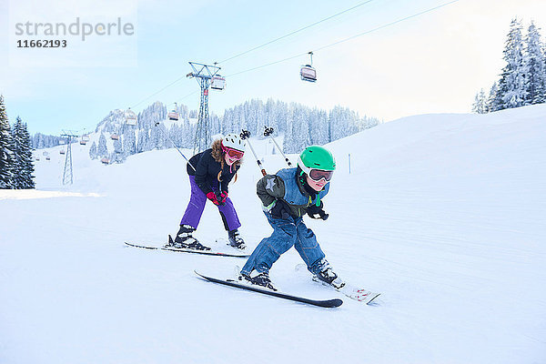 Mädchen und Bruder im Teenageralter auf der Skipiste  Gstaad  Schweiz