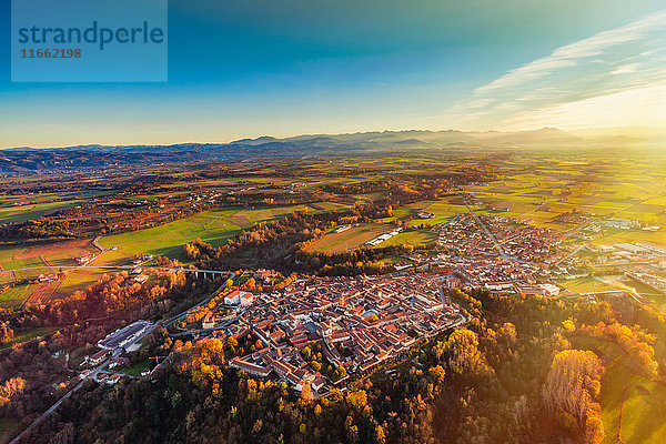 Blick vom Heißluftballon von Bene Vagienna  Langhe  Piemont  Italien