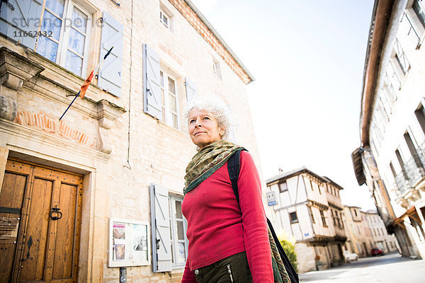 Frau auf der Straße schaut weg. Bruniquel  Frankreich