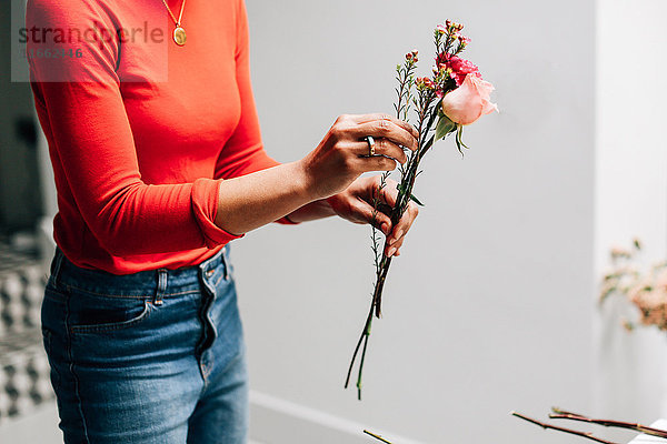 Mittlere Sektion einer Floristin mit Schnittblumen im Floristen-Workshop