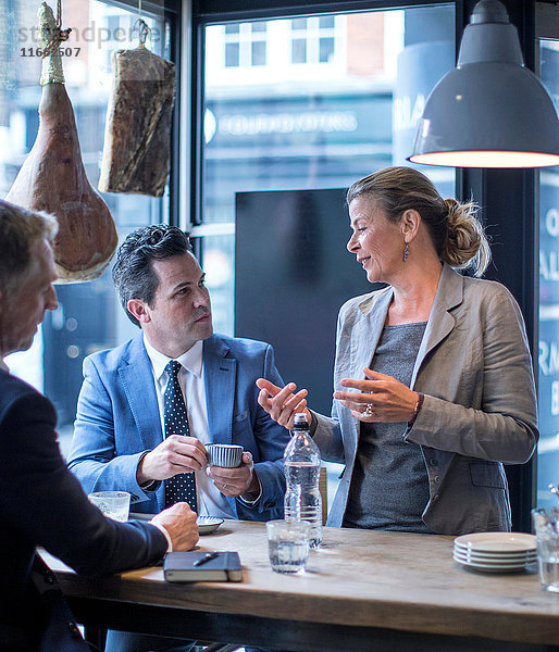 Geschäftsleute beim Arbeitsessen im Restaurant