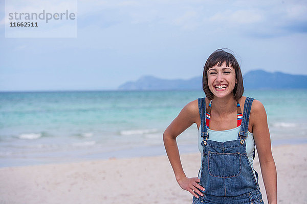 Lachende Frau am Strand  Mallorca  Spanien