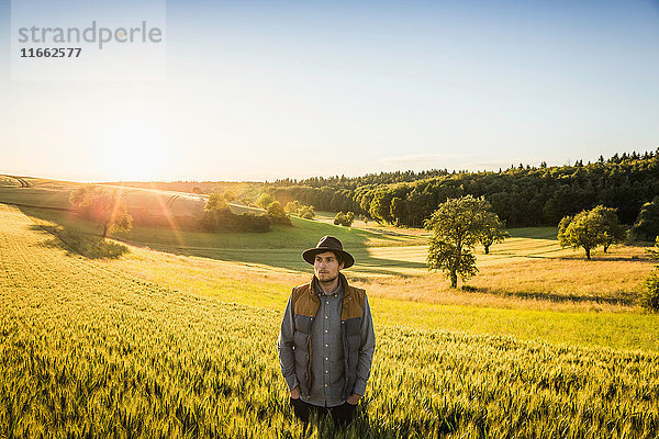 Porträt eines mittleren erwachsenen Mannes  stehend im Feld  Neulingen  Baden-Württemberg  Deutschland