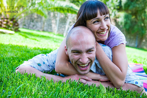 Auf Gras liegendes Ehepaar  Mallorca  Spanien