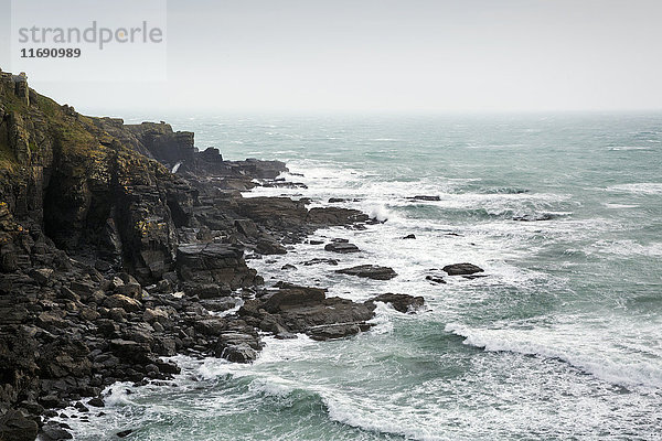 Küste von Cornwall  Blick auf das Meer von einer felsigen Klippe aus.