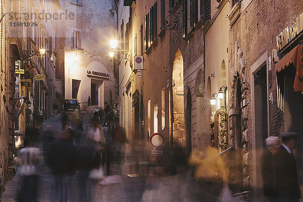 Eine belebte Straße in der Nacht in der toskanischen Hügelstadt Montepulciano.