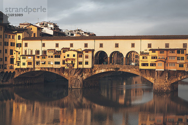 Der historische mittelalterliche Ponte Vecchio über den Arno in der historischen Stadt in der Toskana