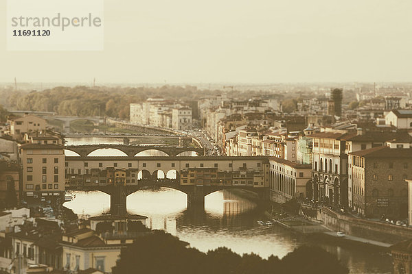 Der Fluss Arno und historische Brücken und Gebäude im Stadtzentrum von Florenz.