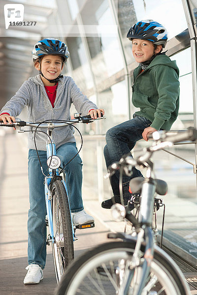 Kinder sprechen auf Fahrrädern im Tunnel