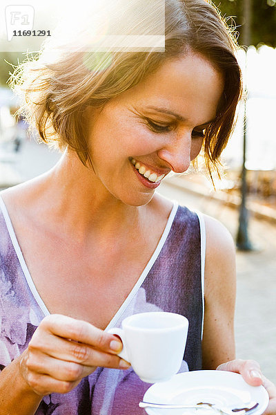 Frau trinkt Espresso im Freien