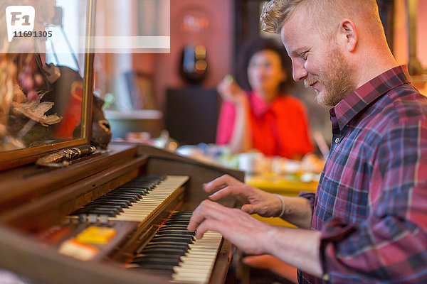 Lächelnder Mann spielt Orgel