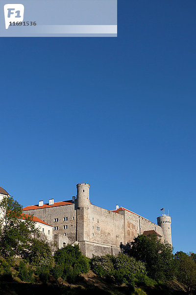 Mittelalterliche Stadtmauer mit Blick auf die Landschaft