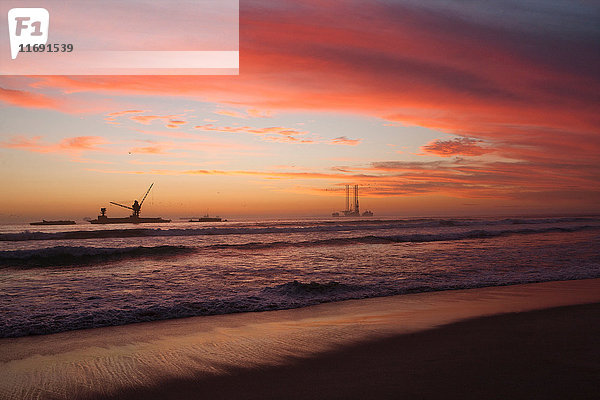 Sonnenuntergang über U-Boot am Sandstrand
