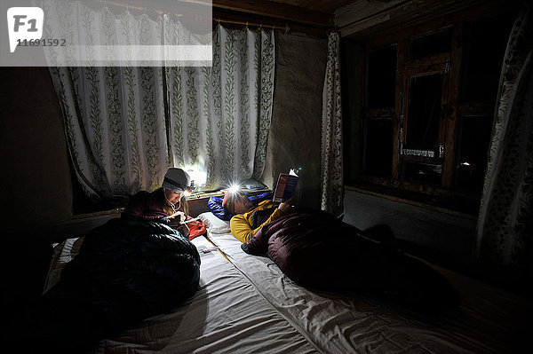 Ehepaar im Zimmer in Schlafsäcken  Yak Kharka  Nepal