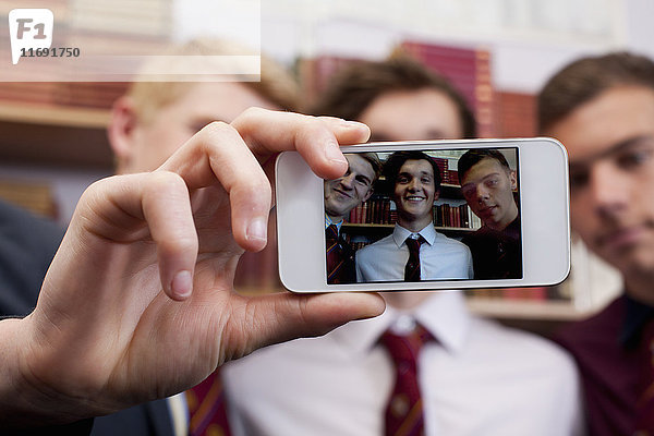 Studenten  die gemeinsam fotografieren