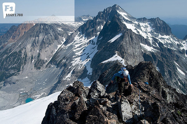 Bergsteigerin auf Berggipfel  Redoubt Whatcom Traverse  North Cascades National Park  WA  USA