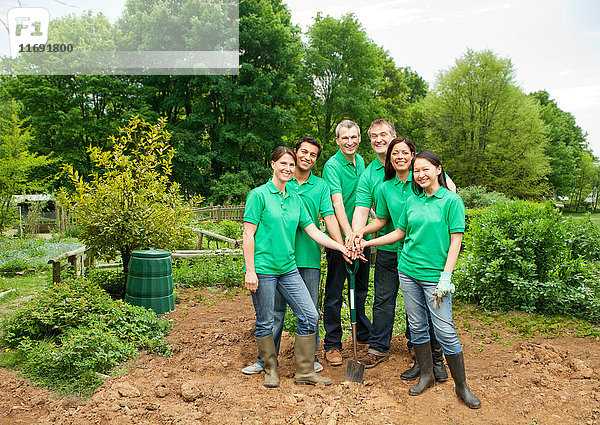 Gärtner  die gemeinsam im Park posieren