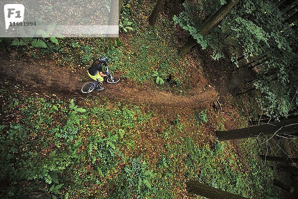 Erhöhte Ansicht einer Mountainbikerin auf einem Feldweg