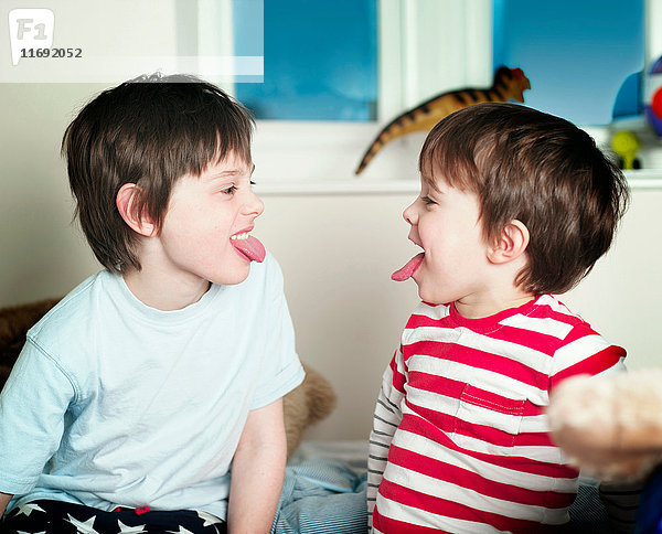 Zwei Jungen mit heraushängenden Zungen