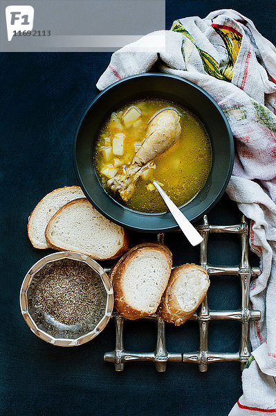 Suppenschüssel mit Brot und Pfeffer