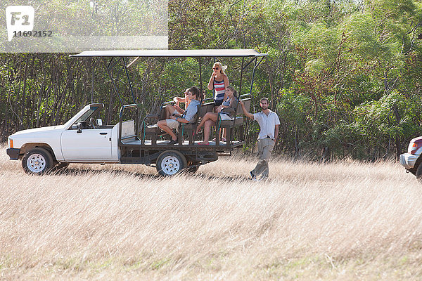 Junge Leute auf Safari im Geländewagen  Stellenbosch  Südafrika