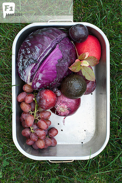 Pfanne mit frisch gepflücktem Obst und Gemüse