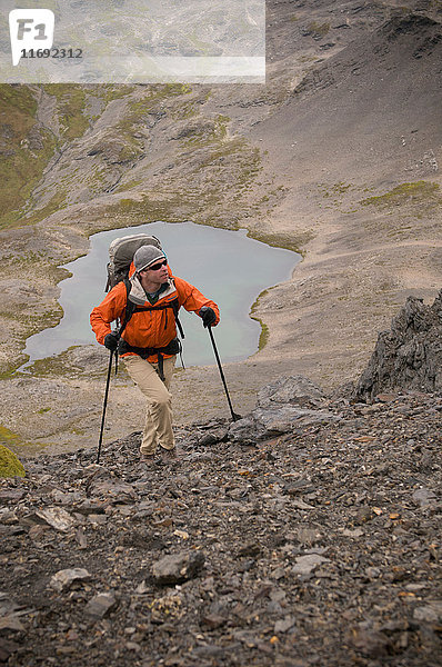 Wandern mit Stöcken in felsigen Hügeln