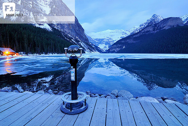 Fernglas mit Blick über Lake Louise in Richtung Mount Victoria  Banff National Park  Alberta  Kanada