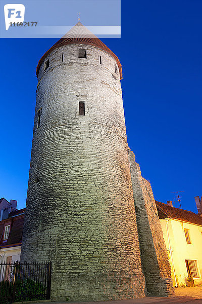 Tiefwinkelansicht der mittelalterlichen Stadtmauer