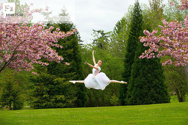 Ballerina beim Grand Jete