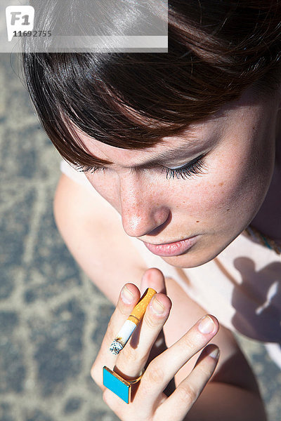 Junge Frau raucht