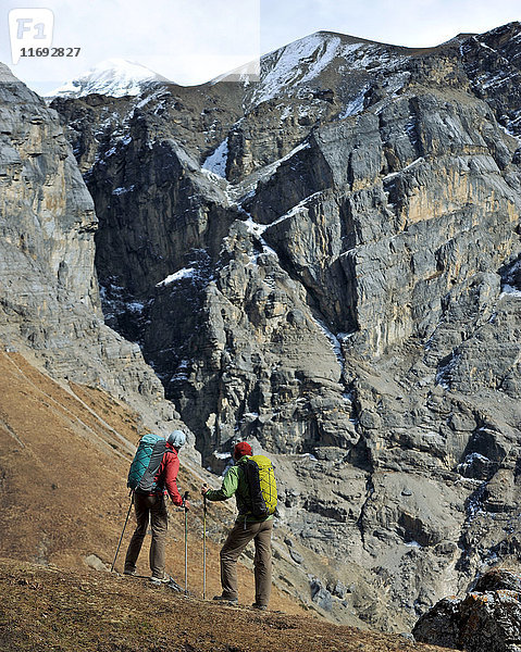 Trekker beim Wandern auf einem Bergrücken in Yak Kharka  Nepal