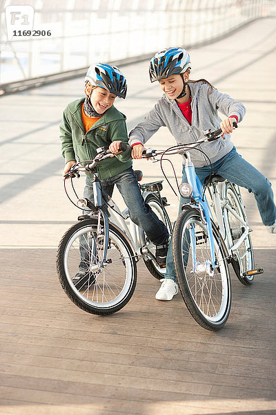 Kinder fahren Fahrrad im Stadttunnel