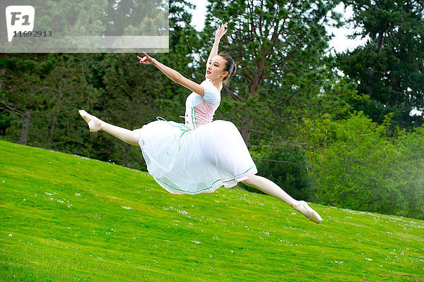 Ballerina beim Grand Jete