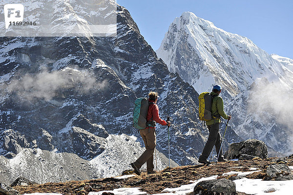 Trekker wandern entlang eines Bergrückens  Gokyo  Nepal