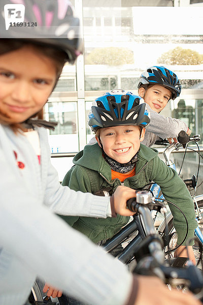 Kinder fahren Fahrrad im Stadttunnel